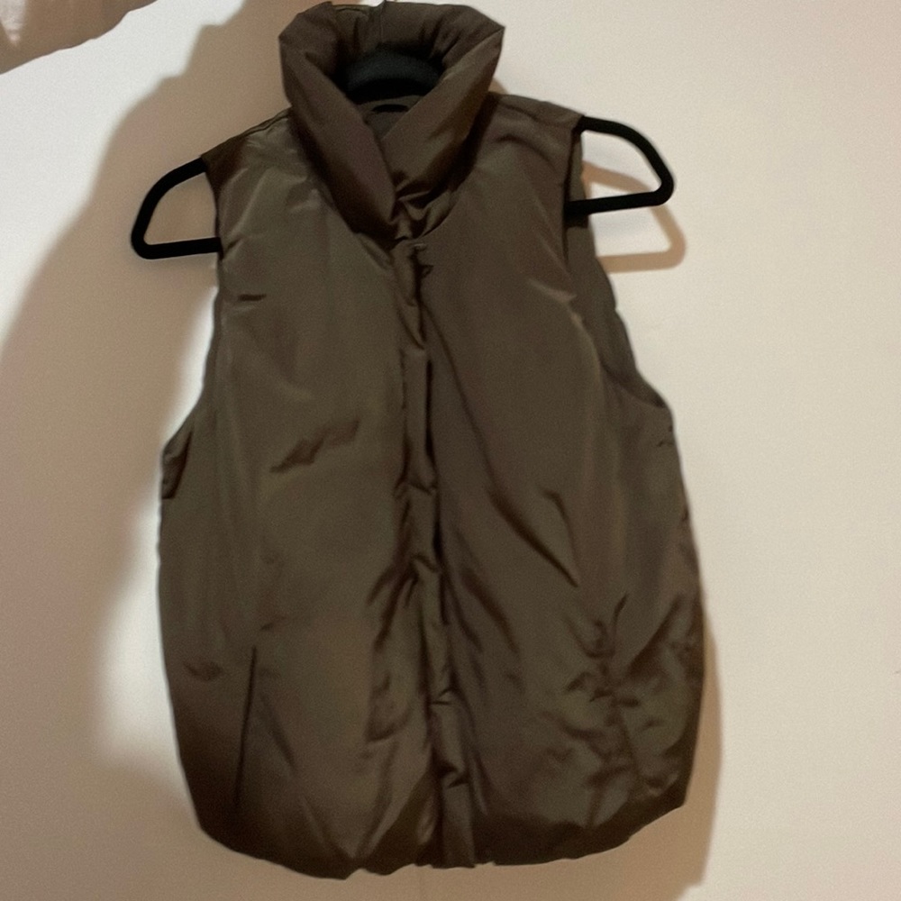 Sleeveless puffer vest